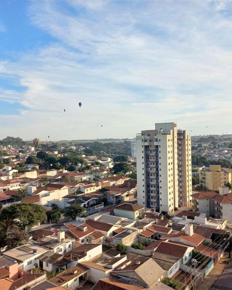 São Carlos vista do alto, com balões