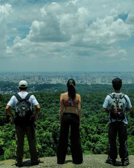 Mirante da Pedra Grande, na Cantareira, sobre a cidade